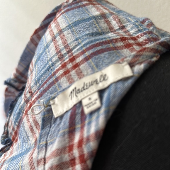 Shorter style top, very cute sleeves with ruffle detail, EUC - Picture 4 of 4